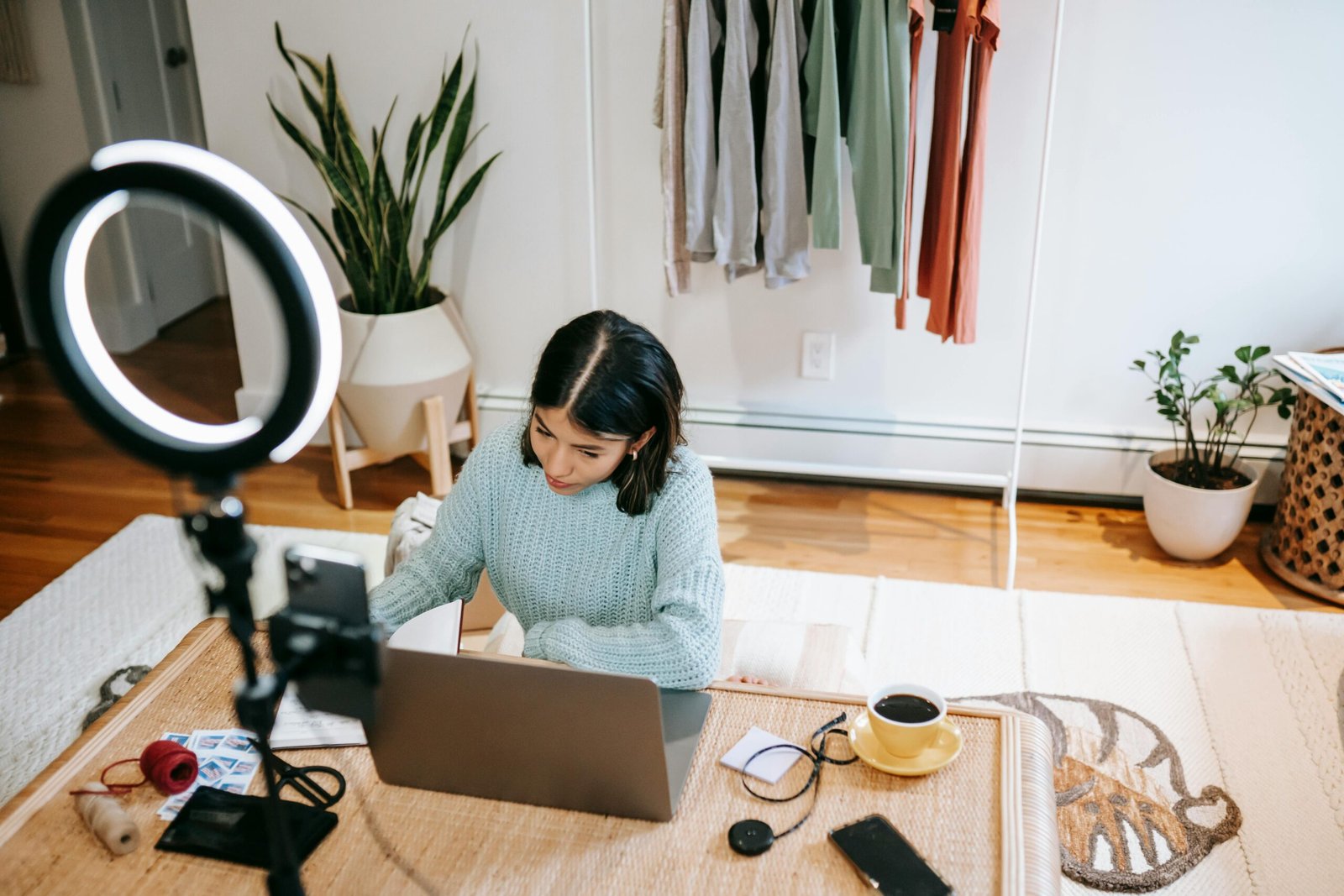 how-to-become-a-content-creator-2026